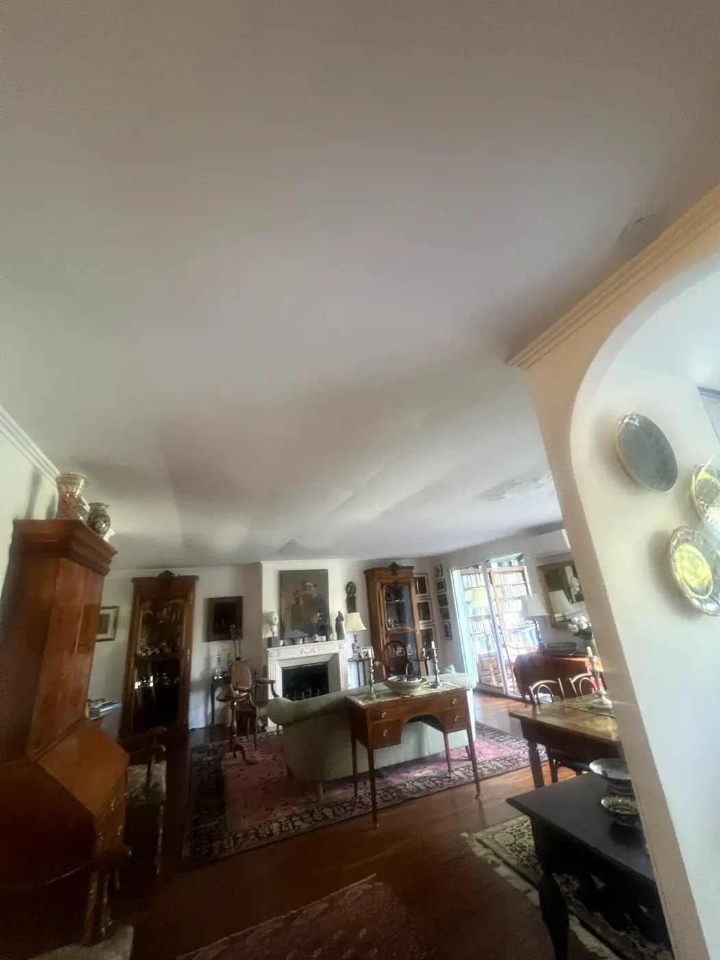 Plafond d'un salon, avant les travaux
